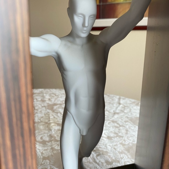 RETIRED 2008 ‘WIDER LLADRO’ PORCELAIN FIGURINE-Item#01011898 - Picture 6 of 15